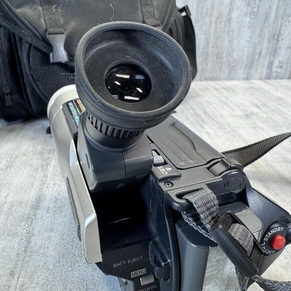 Hitachi VM-E575LE Video Camera - Picture 7 of 16